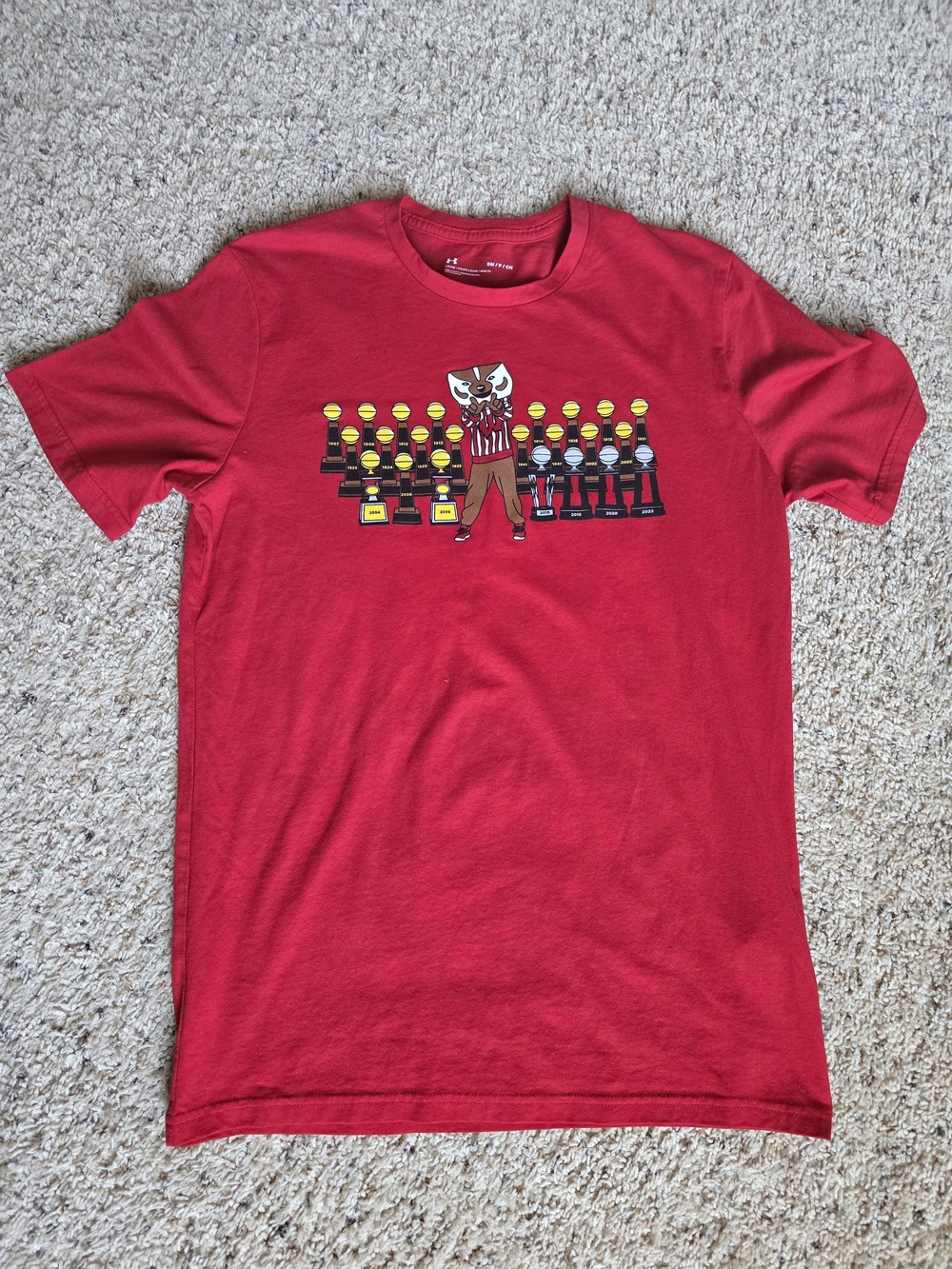 Women's Size S, Under Armour Univ Of Wisconsin Red Short Sleeve Tee with Bucky